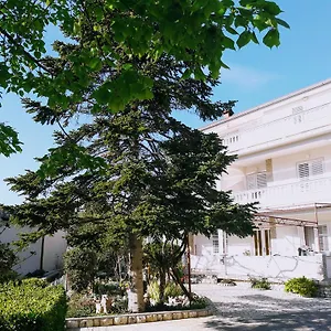 pahljina-apartments.primorje-gorskikotar.com/
